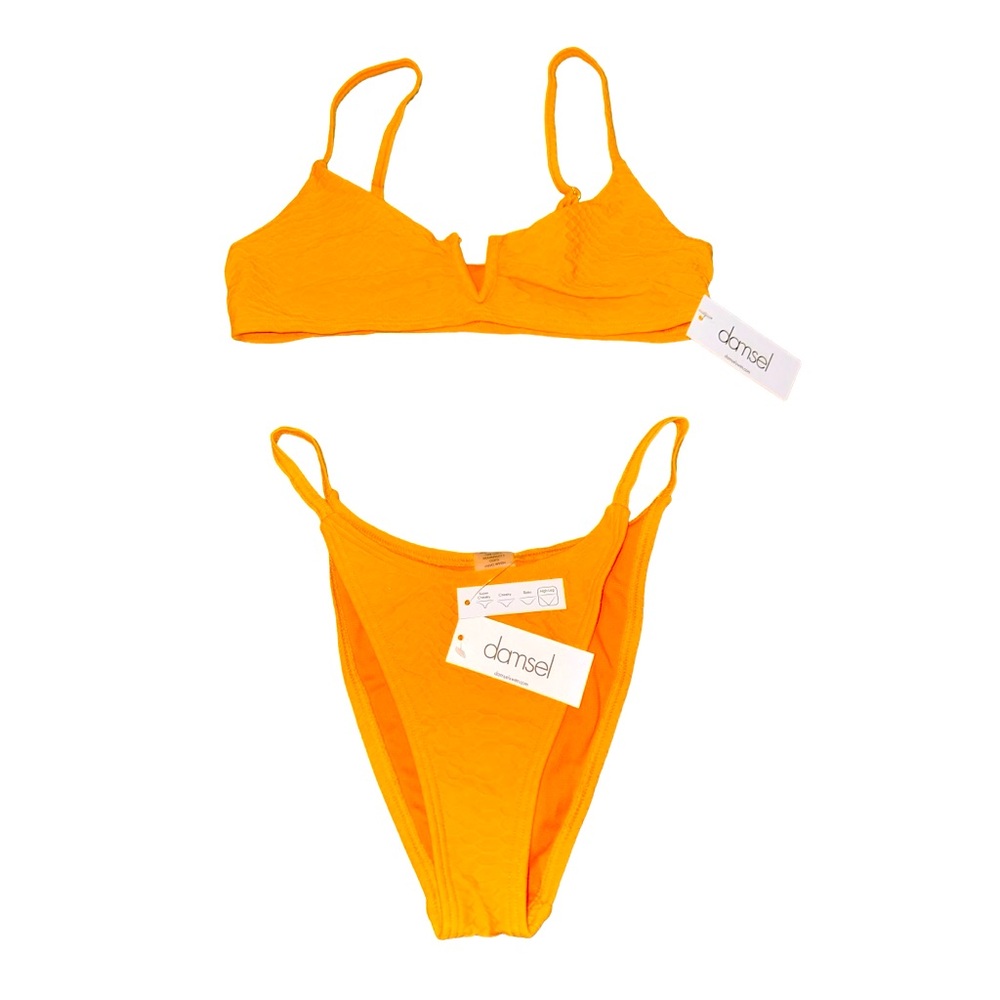 NWT gorgeous, bright, orange/mustard, adjustable V wire on front of top M